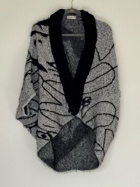 Neiman Marcus Gray & Black Patterned Sweater